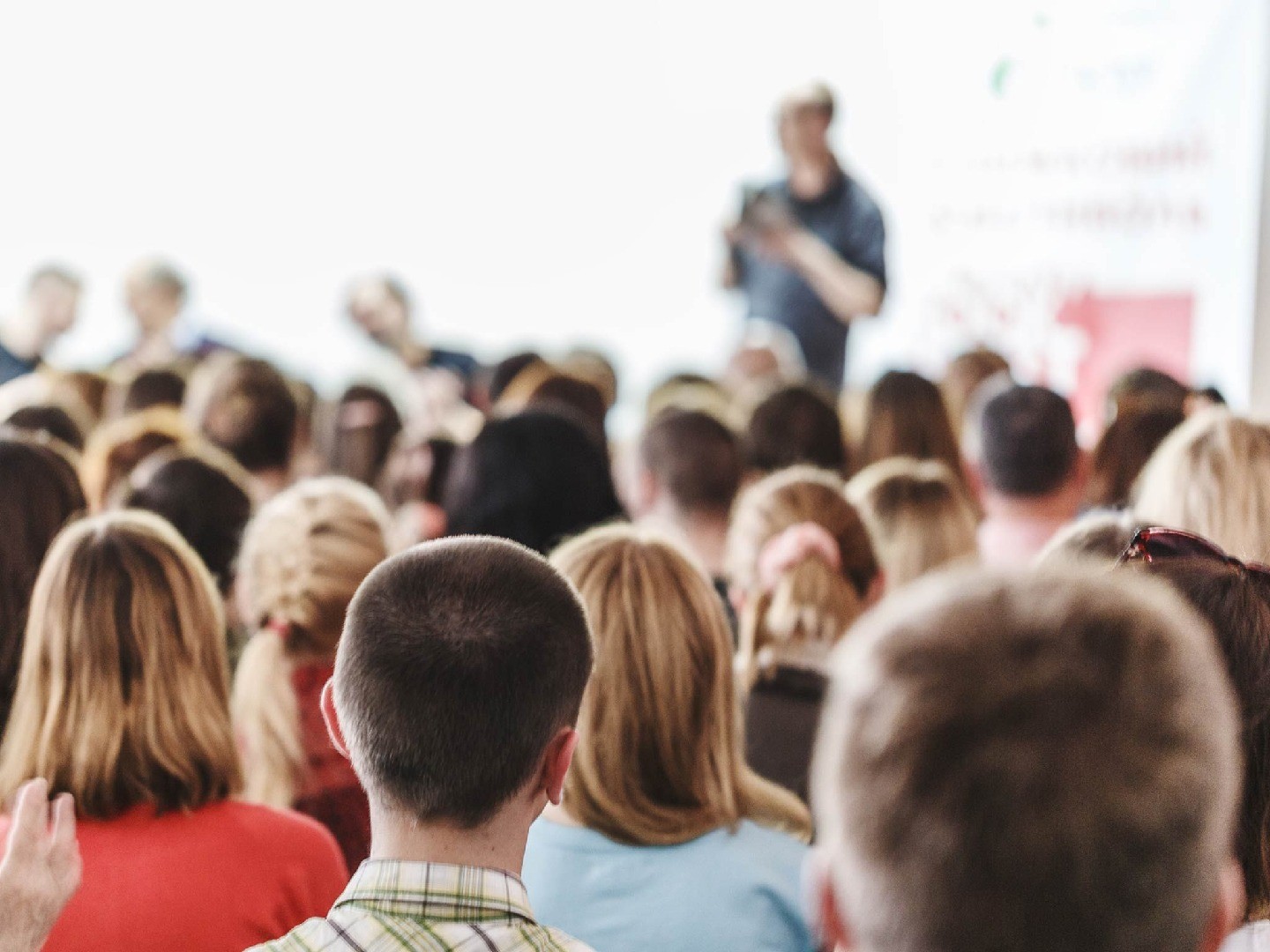 audience responding to speaker
