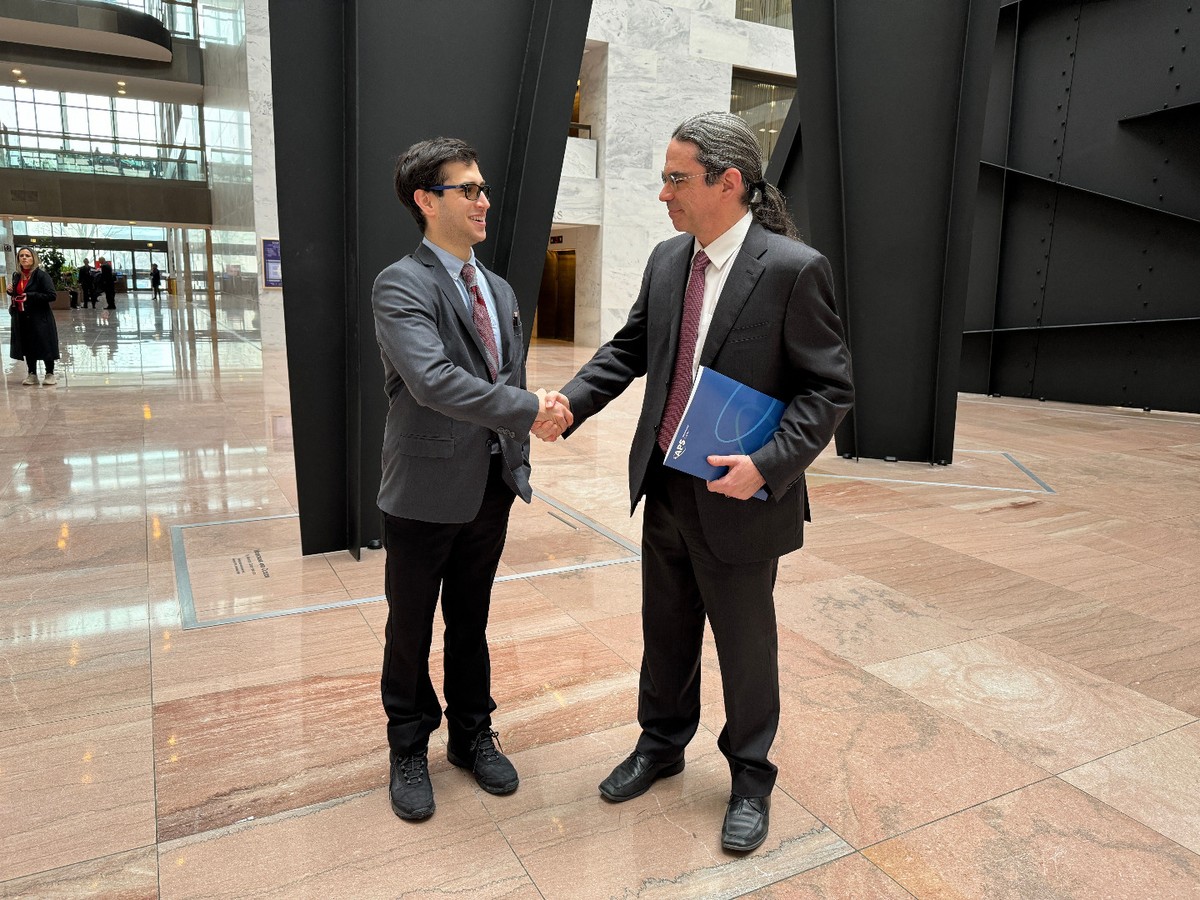 An APS member shakes hands with Congressional staff on Capitol Hill