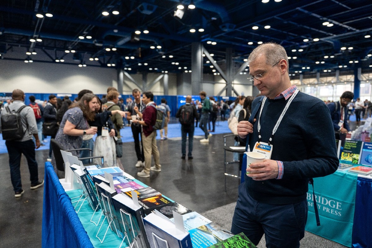 A DFD 2025 attendee in the exhibit hall