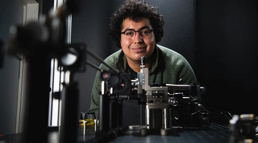 Enrique Segura Carillo in the lab