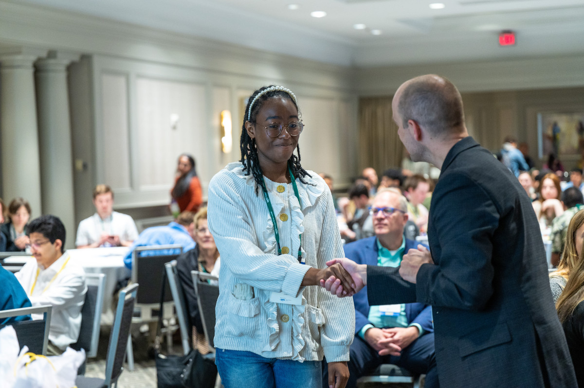 A student recieving an award at APS April Meeting 2023